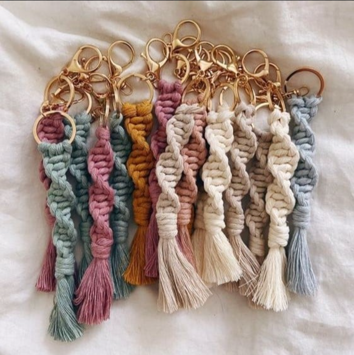 Top Quà Tặng Handmade Ý Nghĩa Dành Cho Người Thân Vừa Đẹp Vừa Độc Đáo – móc khóa macrame handmade nhiều màu sắc